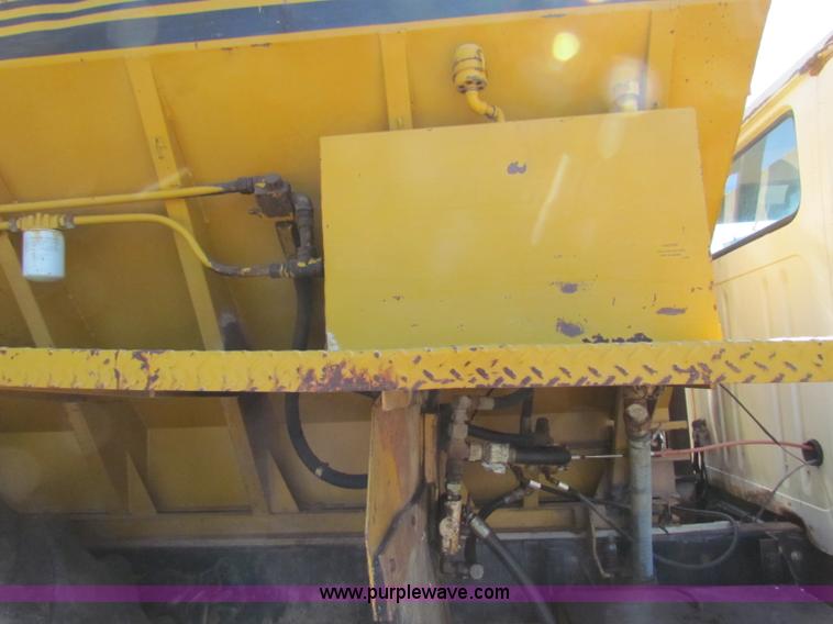 image for item B7460 1989 Loral International S1900 Easy-Rider 2000 dry floater