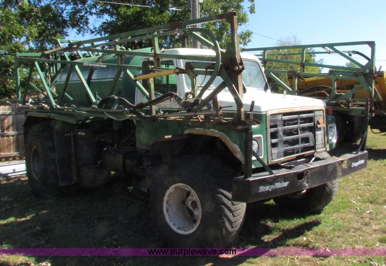 image for item B7461 1989 International Loral 1954 Easy-Rider 2000 boom sprayer