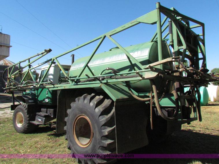 image for item B7461 1989 International Loral 1954 Easy-Rider 2000 boom sprayer