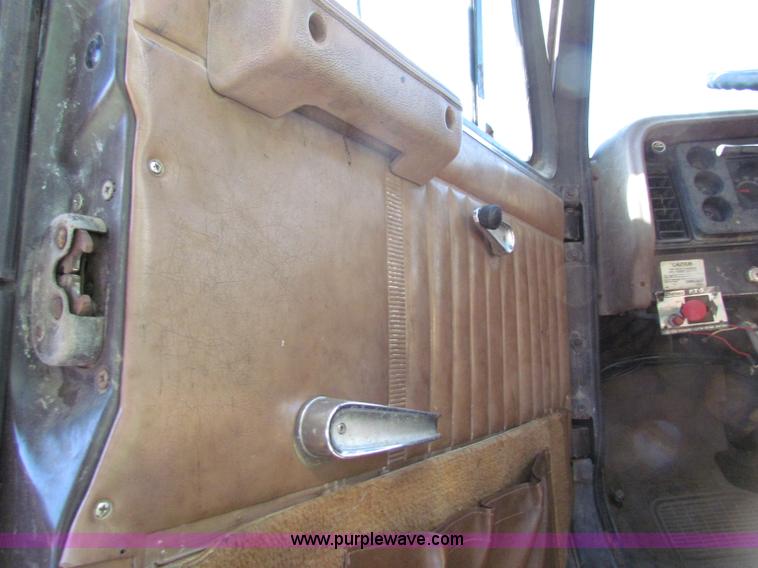 image for item B7461 1989 International Loral 1954 Easy-Rider 2000 boom sprayer