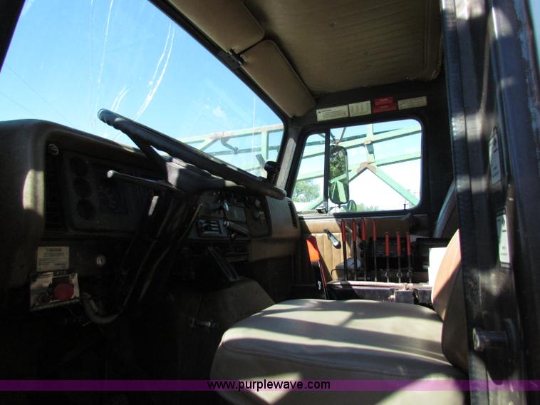 image for item B7461 1989 International Loral 1954 Easy-Rider 2000 boom sprayer