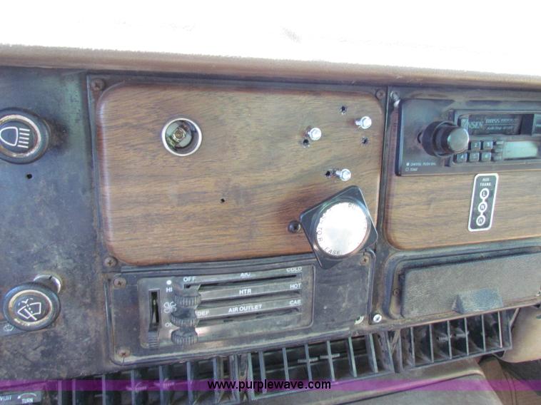 image for item B7461 1989 International Loral 1954 Easy-Rider 2000 boom sprayer