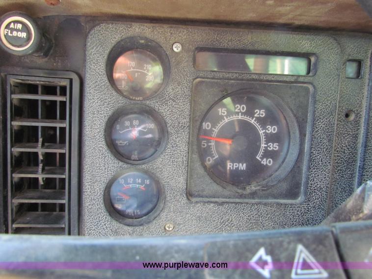 image for item B7461 1989 International Loral 1954 Easy-Rider 2000 boom sprayer