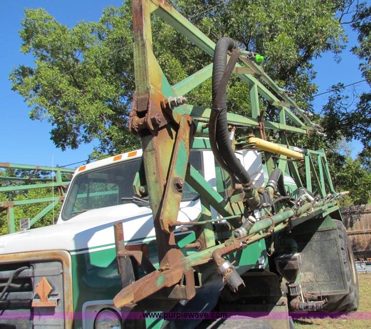 image for item B7461 1989 International Loral 1954 Easy-Rider 2000 boom sprayer