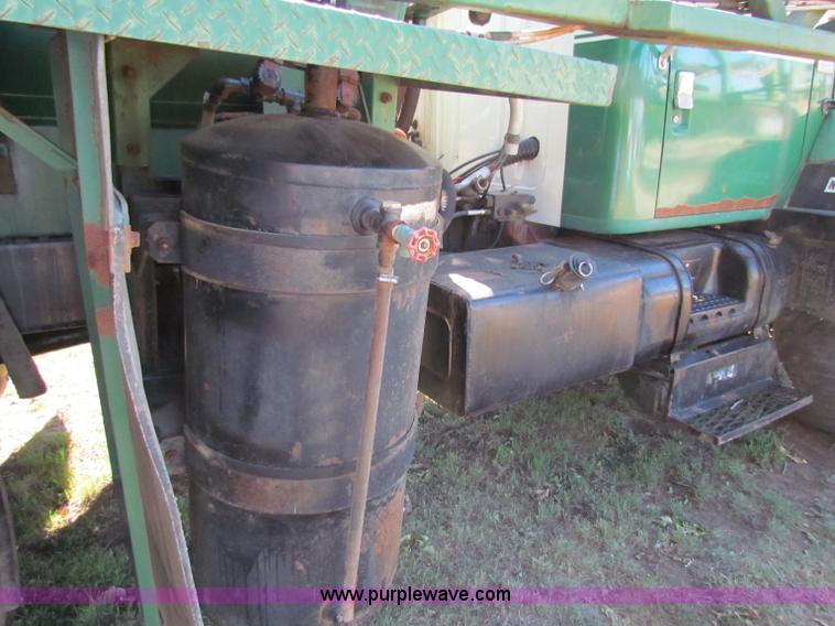 image for item B7461 1989 International Loral 1954 Easy-Rider 2000 boom sprayer