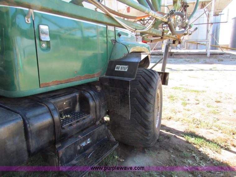 image for item B7461 1989 International Loral 1954 Easy-Rider 2000 boom sprayer