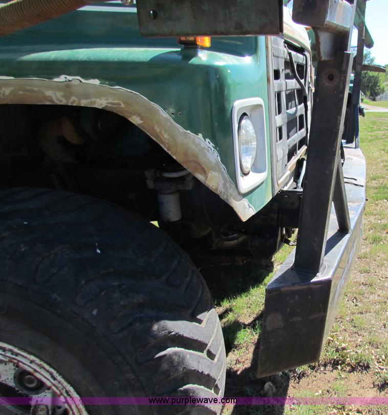 image for item B7461 1989 International Loral 1954 Easy-Rider 2000 boom sprayer