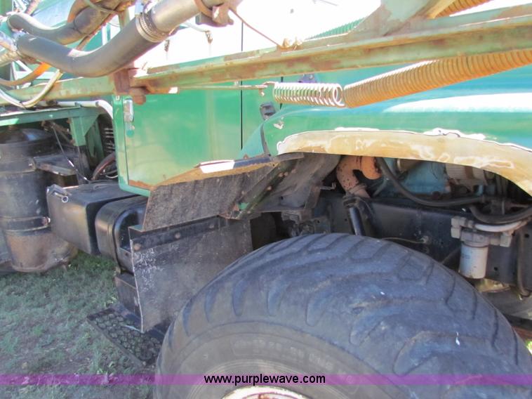 image for item B7461 1989 International Loral 1954 Easy-Rider 2000 boom sprayer