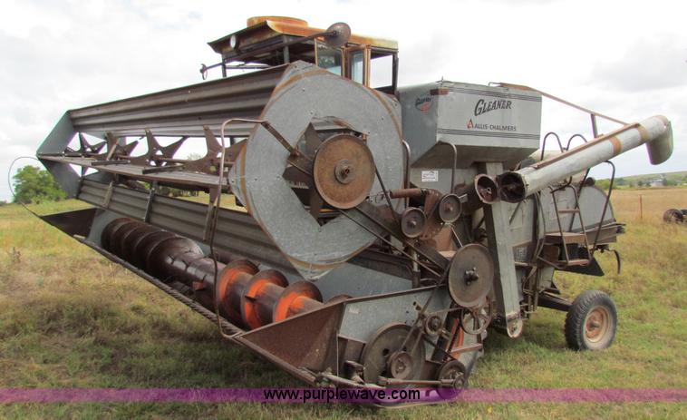 image for item B7467 Gleaner CII combine