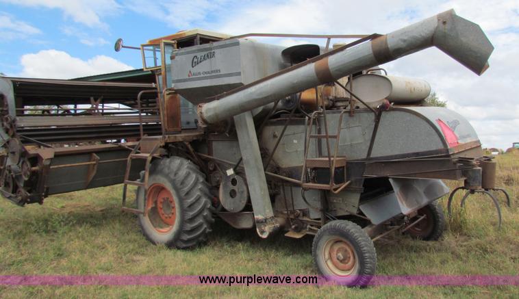 image for item B7467 Gleaner CII combine