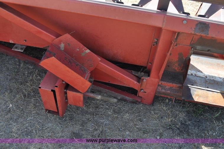 image for item C3015 1989 Case IH 1083 corn header