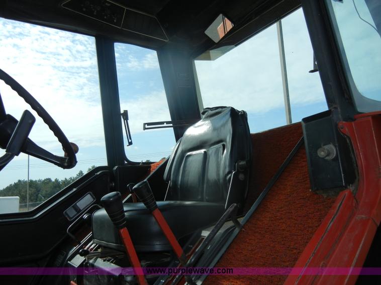 image for item D4474 1977 International 1486 tractor