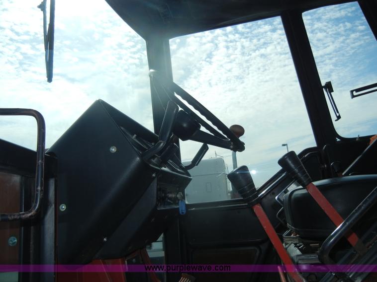 image for item D4474 1977 International 1486 tractor