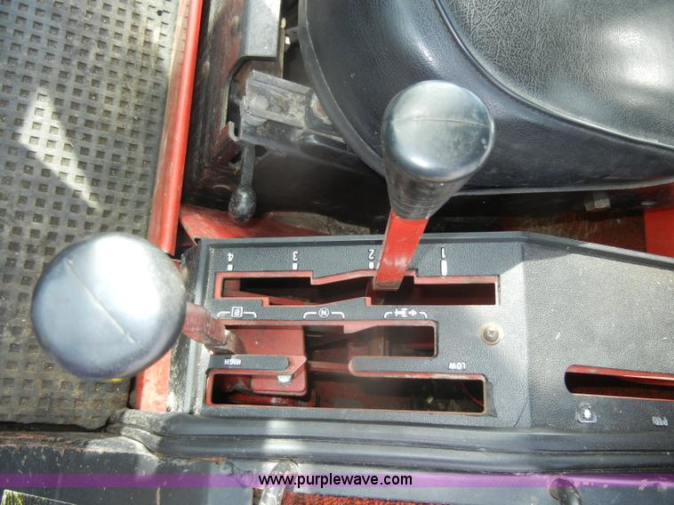 image for item D4474 1977 International 1486 tractor