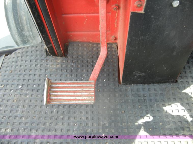 image for item D4474 1977 International 1486 tractor