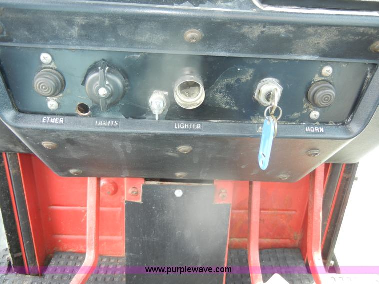 image for item D4474 1977 International 1486 tractor