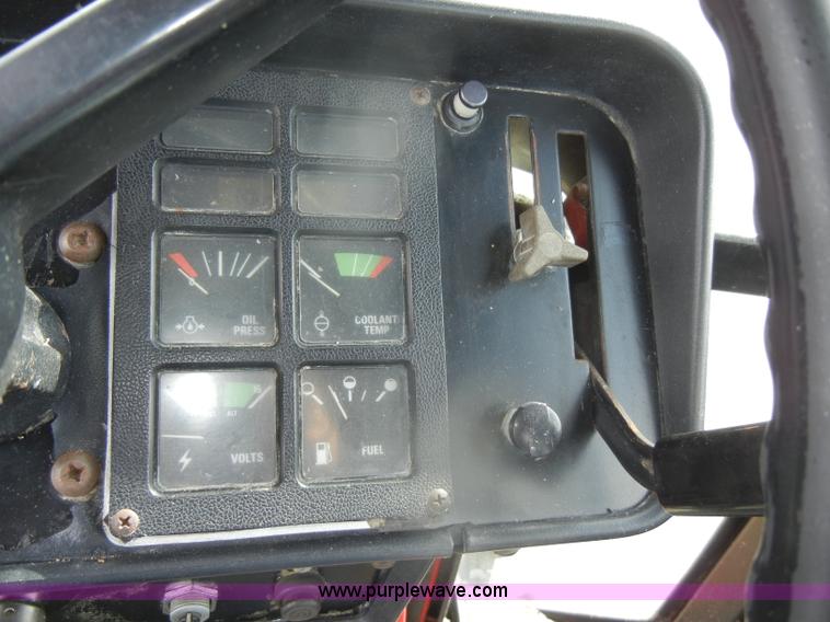 image for item D4474 1977 International 1486 tractor