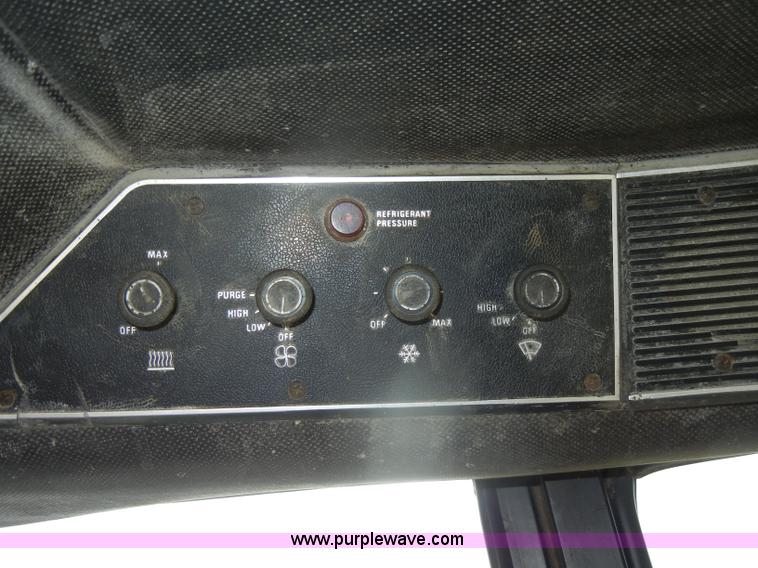 image for item D4474 1977 International 1486 tractor