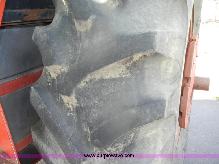 image for item D4474 1977 International 1486 tractor