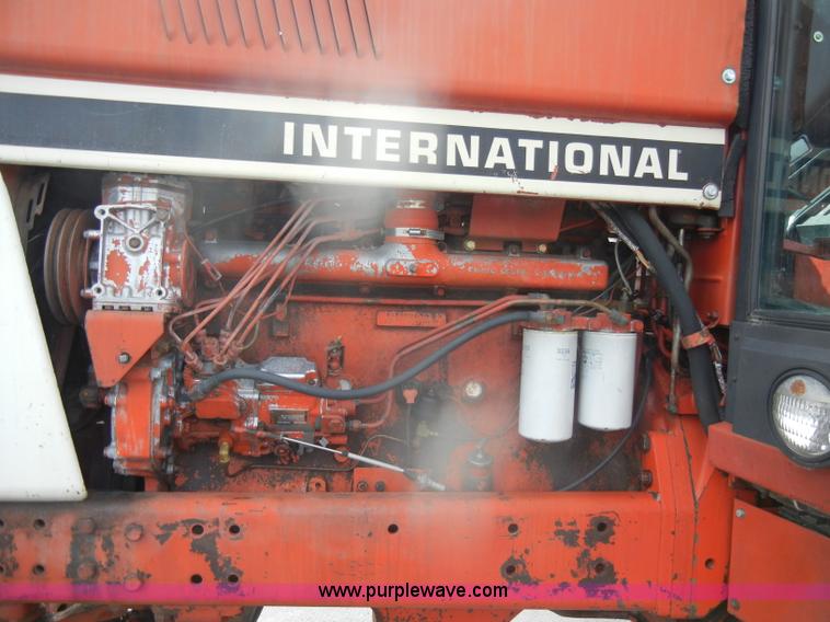 image for item D4474 1977 International 1486 tractor