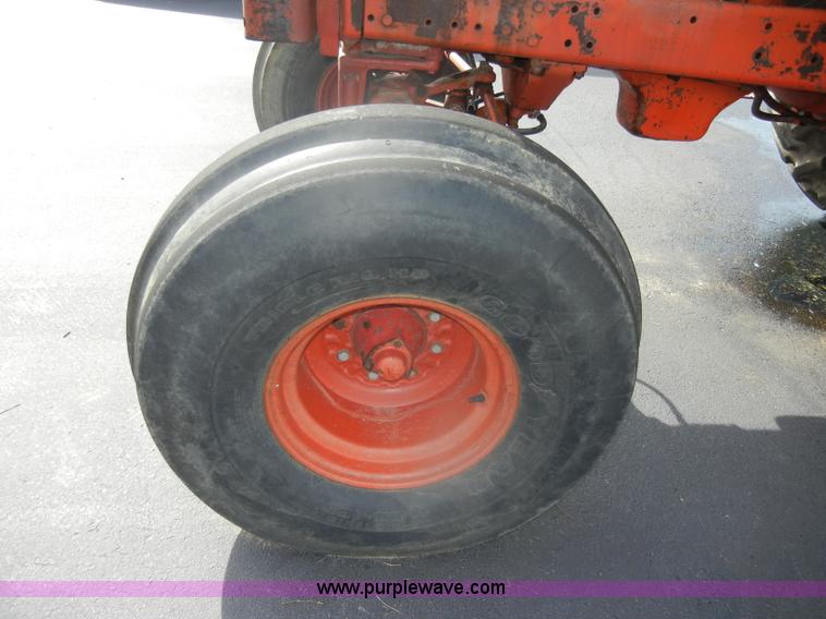 image for item D4474 1977 International 1486 tractor