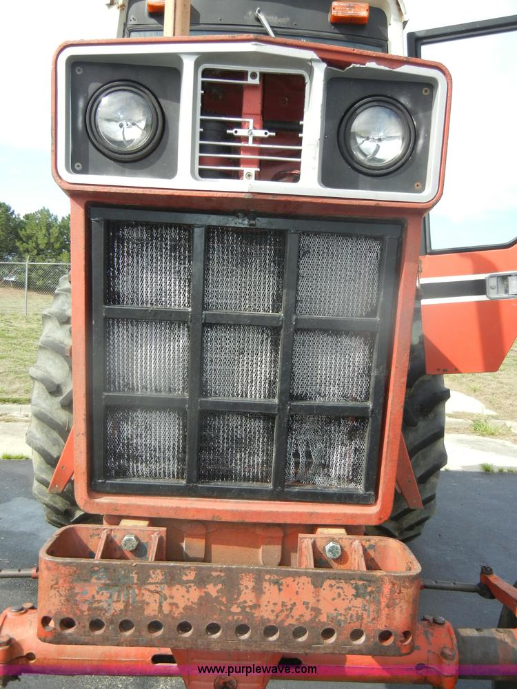 image for item D4474 1977 International 1486 tractor