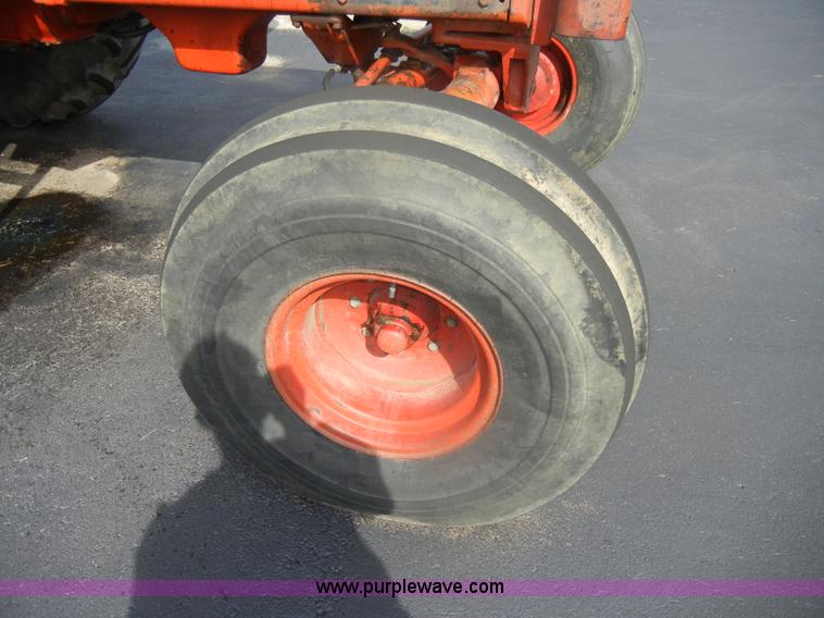 image for item D4474 1977 International 1486 tractor