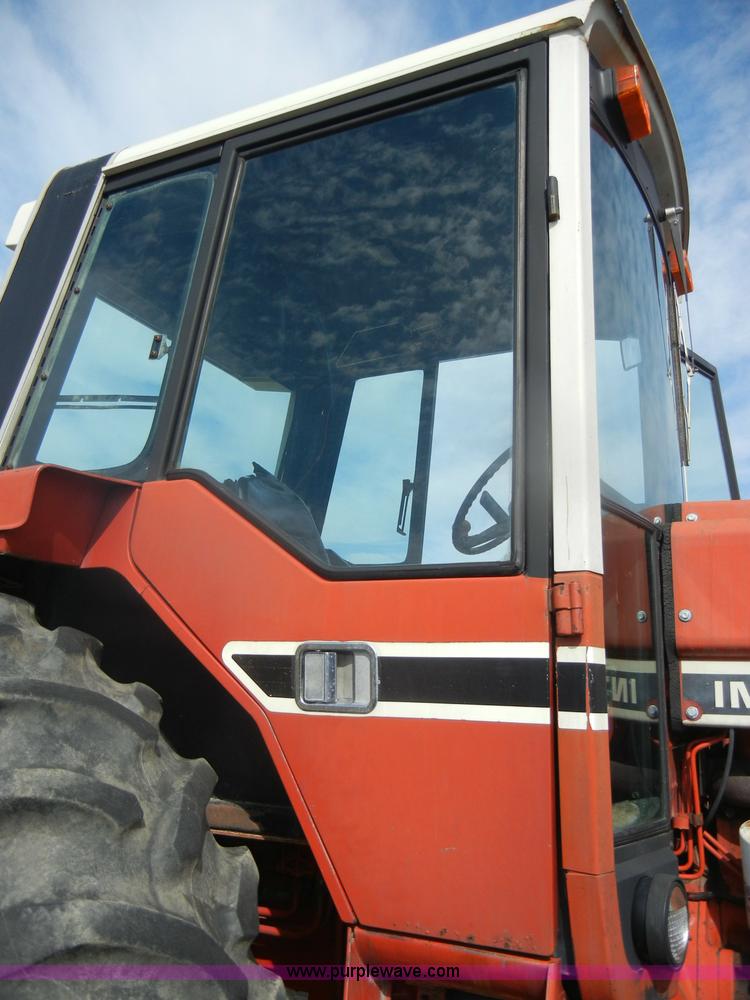 image for item D4474 1977 International 1486 tractor