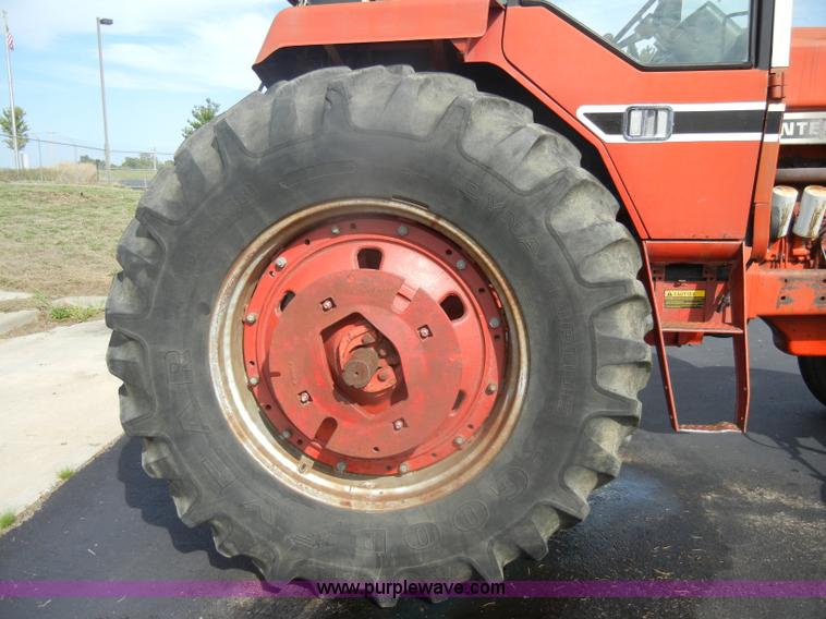 image for item D4474 1977 International 1486 tractor