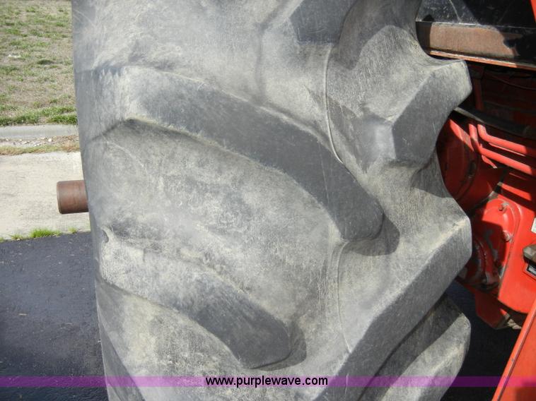 image for item D4474 1977 International 1486 tractor