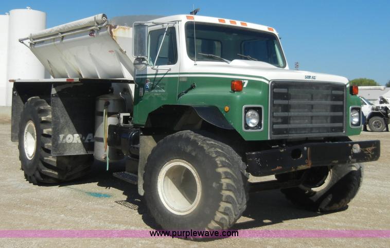 image for item D4619 1982 International 1754 Easy-Rider 1600C Loral spreader truck
