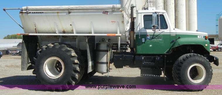 image for item D4619 1982 International 1754 Easy-Rider 1600C Loral spreader truck