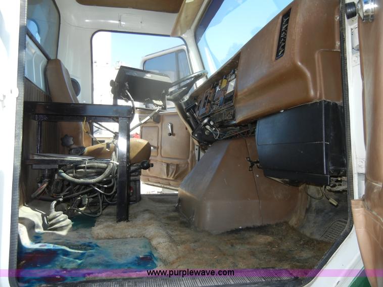 image for item D4619 1982 International 1754 Easy-Rider 1600C Loral spreader truck