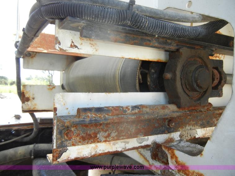 image for item D4619 1982 International 1754 Easy-Rider 1600C Loral spreader truck