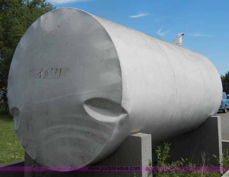 image for item D4629 2,500 gallon fuel tank