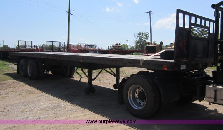 image for item D5642 1976 Hobbs flatbed trailer