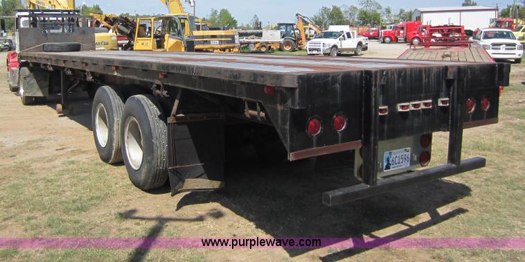 image for item D5642 1976 Hobbs flatbed trailer