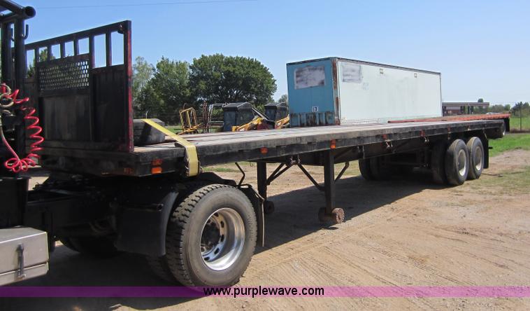 image for item D5642 1976 Hobbs flatbed trailer