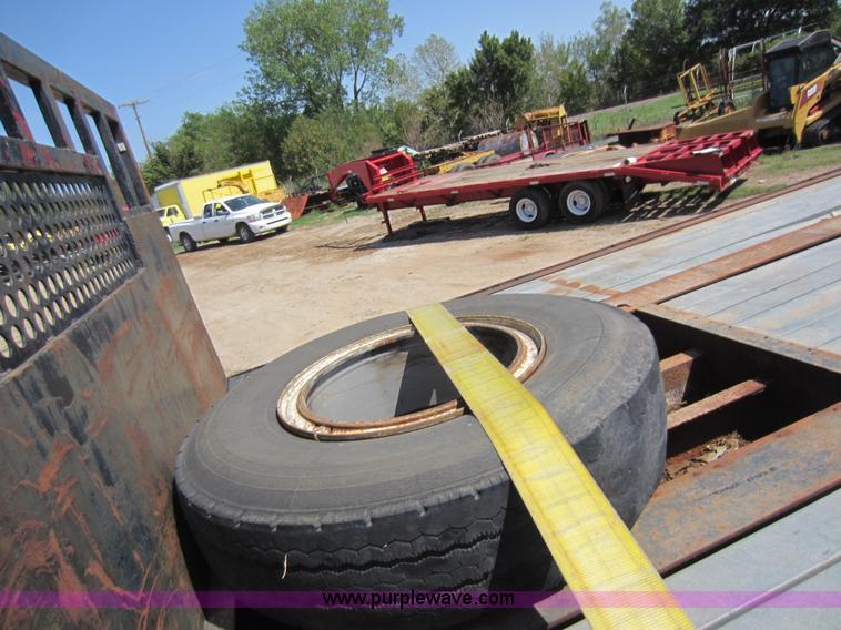 image for item D5642 1976 Hobbs flatbed trailer