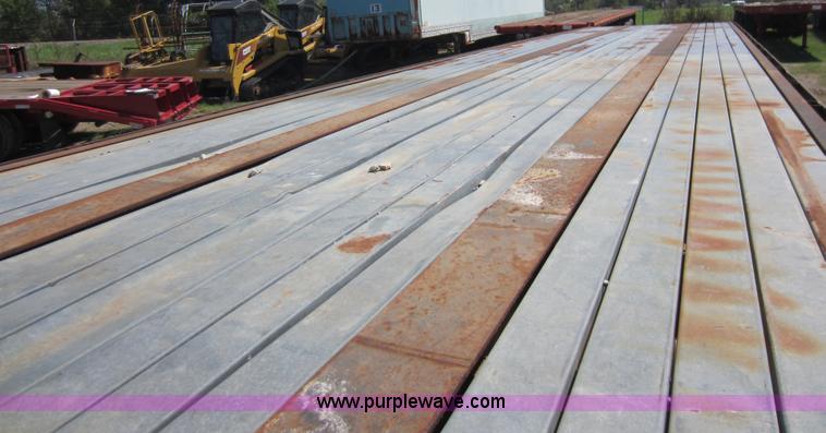 image for item D5642 1976 Hobbs flatbed trailer