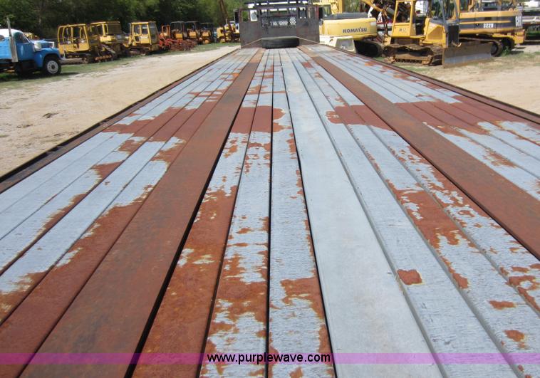 image for item D5642 1976 Hobbs flatbed trailer