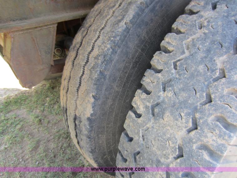 image for item D5642 1976 Hobbs flatbed trailer