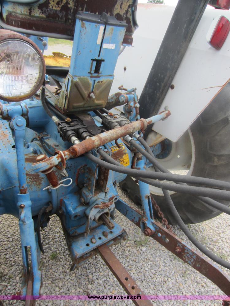 Ford 5900 tractor in Pittsburg, KS | Item F6510 sold | Purple Wave