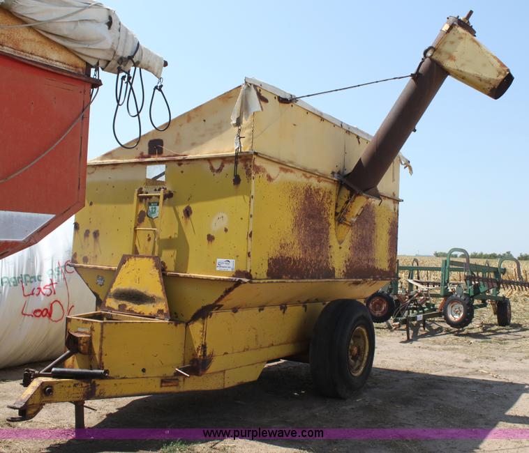Big 12 12K grain cart in Kinsley, KS Item G4716 sold Purple Wave