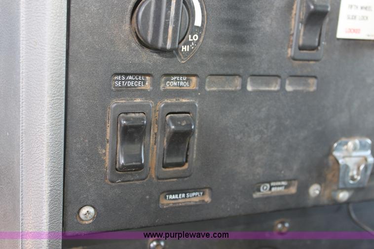 image for item G4726 1995 Mack CH613 feed truck