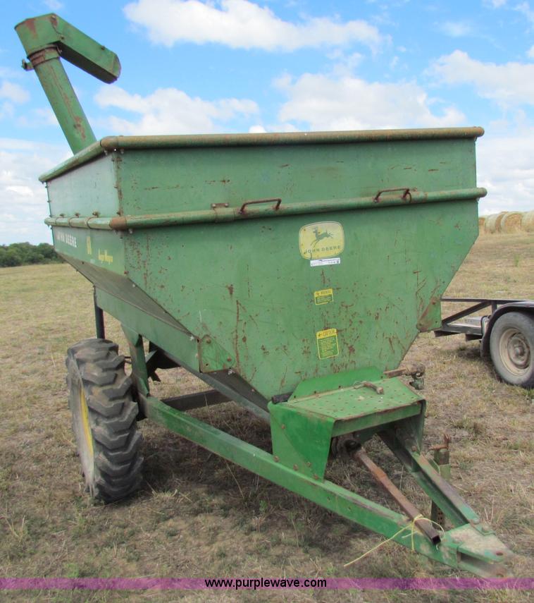 image for item N9148 John Deere 68 auger wagon