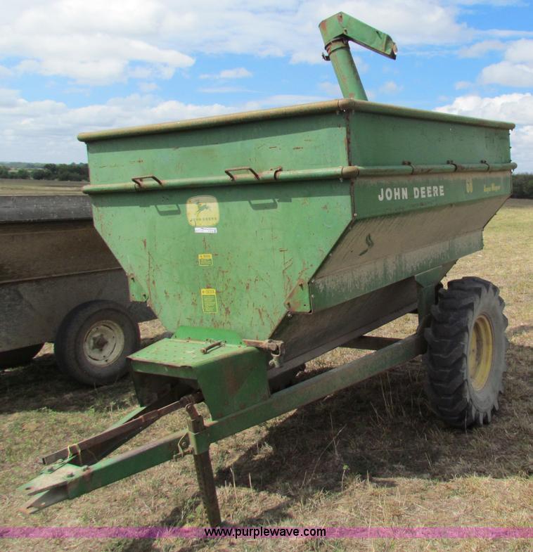 image for item N9148 John Deere 68 auger wagon