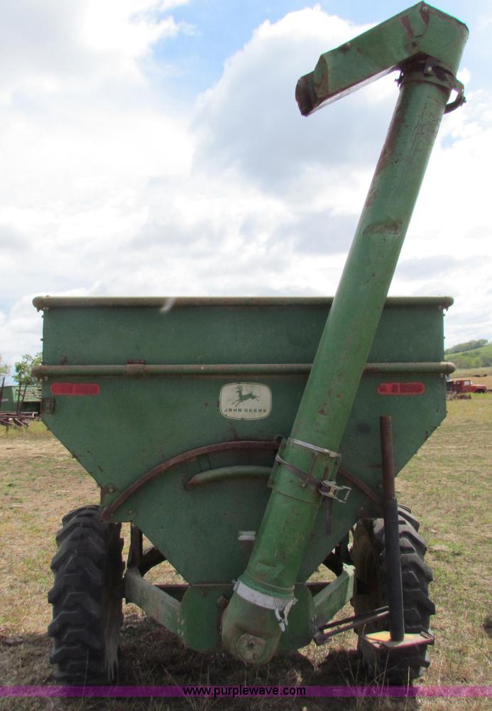 image for item N9148 John Deere 68 auger wagon