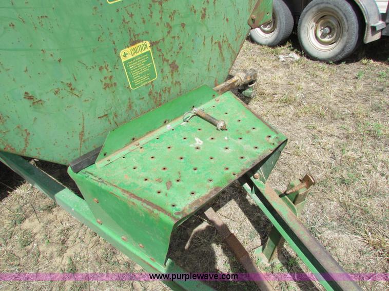 image for item N9148 John Deere 68 auger wagon