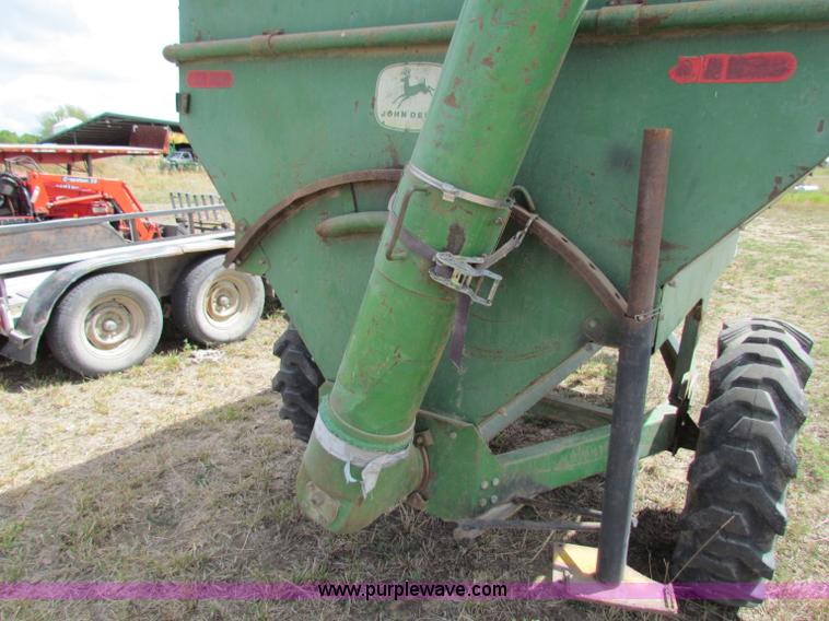 image for item N9148 John Deere 68 auger wagon